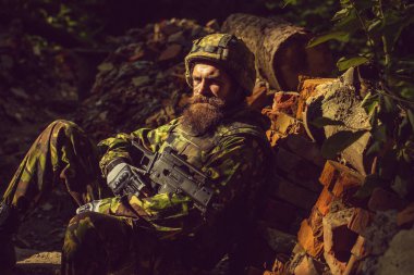 silahı olan genç asker