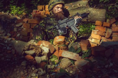 silahı olan genç asker