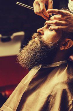 Sakallı adam uzun sakallı saç tıraş jilet ile Başlarken