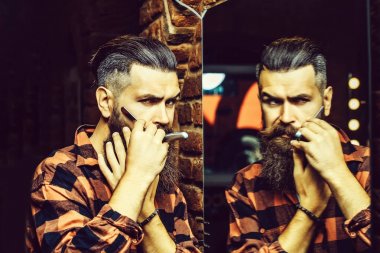 Aynanın yanında jileti olan adam.