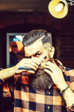 Aynanın yanında jileti olan adam.