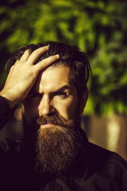 Sakallı adam açık