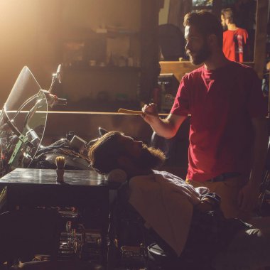 Kuaför adama sakal tıraş