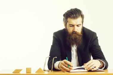 sakallı adam öğretmen masasında
