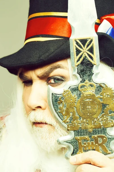 Komuta sizde sakallı beefeater kaşlarını