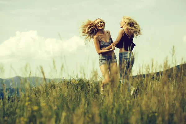 Mooie vrouwen in veld buiten — Stockfoto