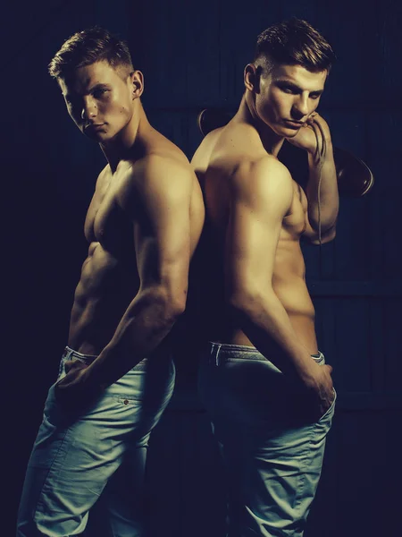 Dvojčata se svalnatým trupem — Stock fotografie