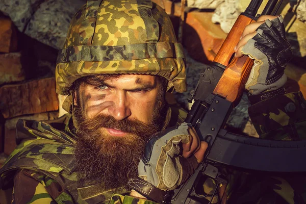 Soldato con la faccia arrabbiata — Foto Stock