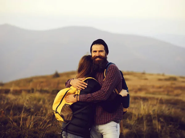 Embracing couple on mountain top — Stock Photo, Image