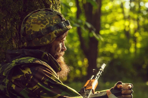 Joven soldado con rifle — Foto de Stock