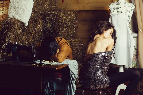 Adam ve güzel kız terzi