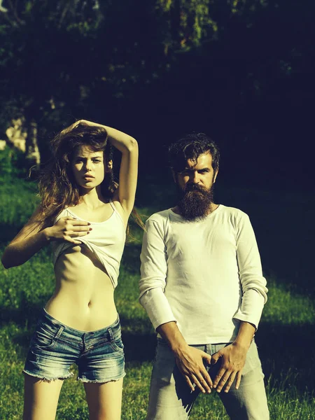 Сексуальная молодая пара на зеленой траве — стоковое фото