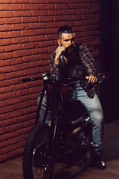 Vousatý motorkář muž na motorce — Stock fotografie