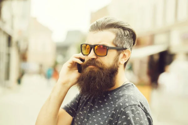 Guapo barbudo hombre en gafas de sol — Foto de Stock