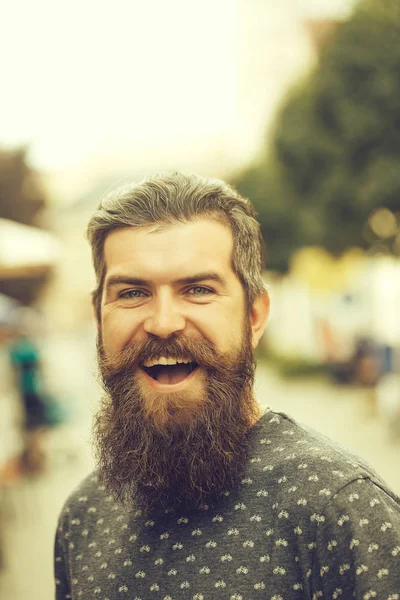 Guapo barbudo hombre al aire libre — Foto de Stock