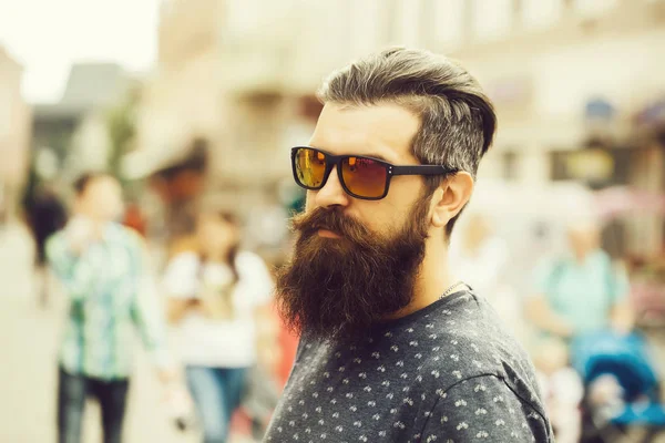 güneş gözlüğü yakışıklı sakallı adam