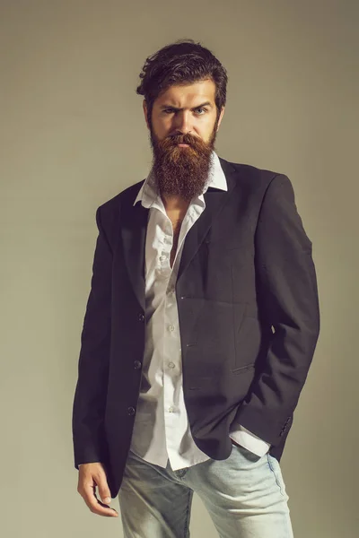 Красивый бородатый стильный мужчина — стоковое фото