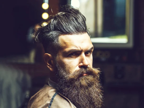 Hipster con corte de pelo elegante — Foto de Stock