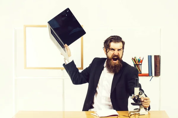 Сердитый бизнесмен с ноутбуком — стоковое фото