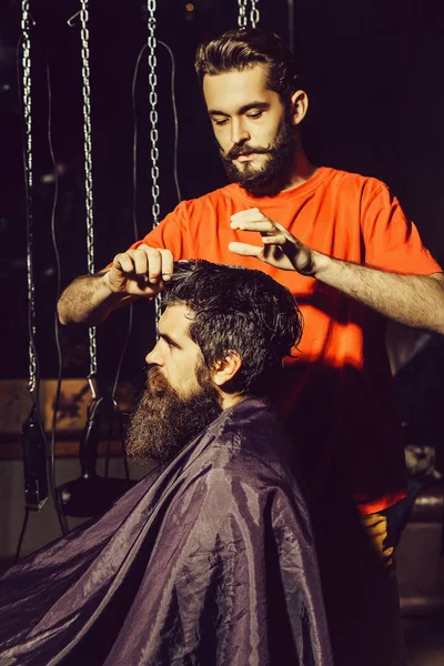 Peluquero corta el pelo al hombre —  Fotos de Stock
