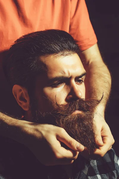 Mains masculines styles barbe — Photo