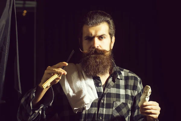 Bearded man shaves with razor — Stock Photo, Image