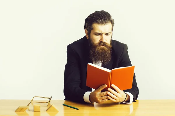 Barbudo hombre profesor en mesa —  Fotos de Stock