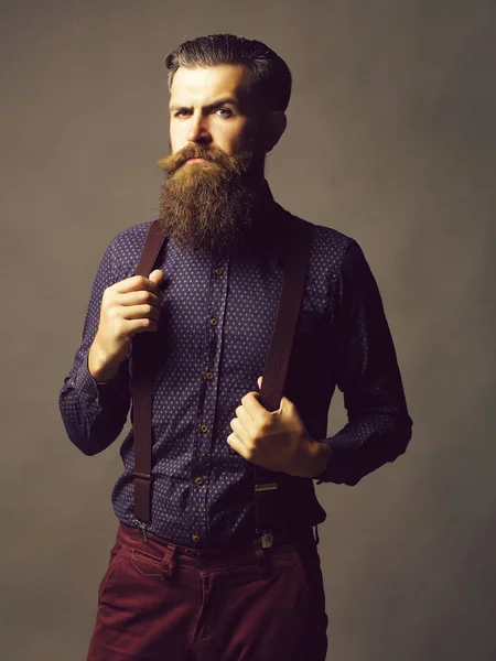 Homem na moda detém suspensórios — Fotografia de Stock