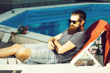 Yüzme Havuzu, güneş gözlüğü, sakallı adam