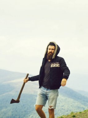 Güçlü adam oduncu balta ile