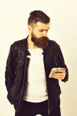 Metalik deri ceket kavanoza ile ciddi sakallı adam hipster