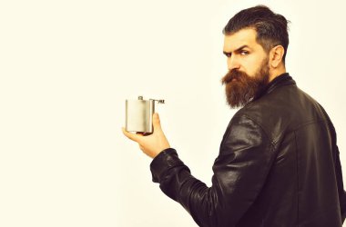 Metalik deri ceket kavanoza ile ciddi sakallı adam hipster