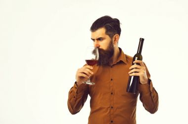 sakallı adam hipster şarap şişesi, kahverengi gömlekli cam ile