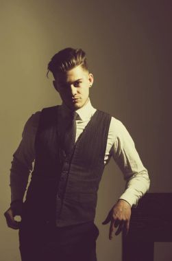 Yakışıklı adam ya da şık saç kesimi ile işadamı