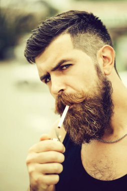 Sakallı adam ışıklar Sigara