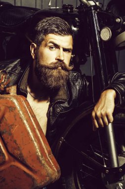 Sakallı adam hipster motorcu