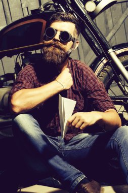 Kağıt Uçak adamla motorcu