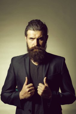 Ceketli sakallı yakışıklı adamı