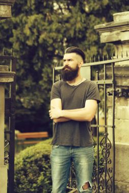 Mavi gökyüzü üzerinde sakallı adam