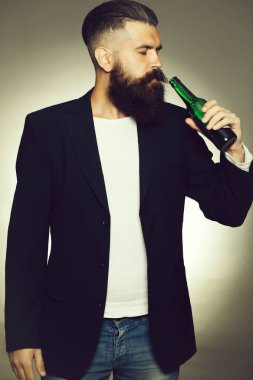 Sakallı adam bira şişesi ile