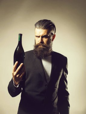 Şarap şişesi ile sakallı adam