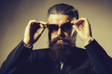 Sakallı yakışıklı erkek güneş gözlüğü