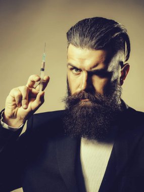 Şırınga ile sakallı adam