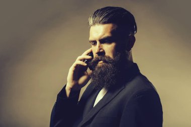 Ceketli sakallı yakışıklı adamı