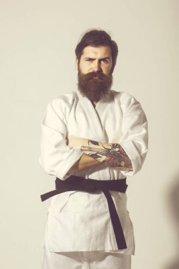 Sakallı karate adam, acımasız beyaz ciddi hipster kimono içinde