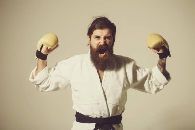 mutlu karate erkek kimono ve boks eldivenleri bağırarak sakallı