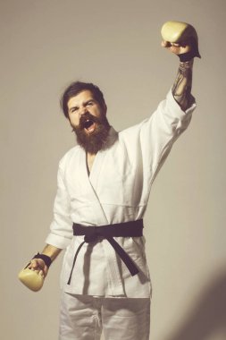 mutlu karate erkek kimono ve boks eldivenleri bağırarak sakallı