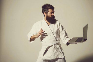 kimono dizüstü bilgisayar ile kızgın karate adam sakallı