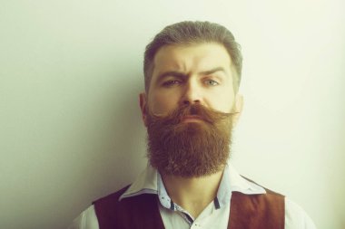 sakallı adam, acımasız beyaz hipster ciddi bir yüz ile