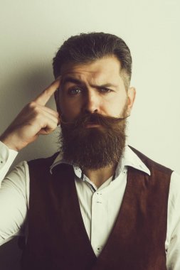 sakallı adam, acımasız beyaz hipster ciddi bir yüz ile